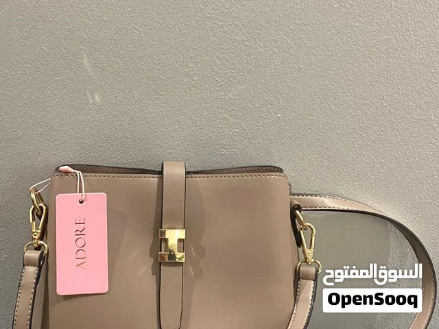 شنطة من ماركة Adore