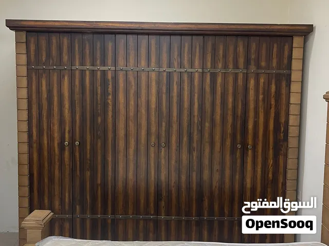 غرفة نوم كاملة بمحتوياتها