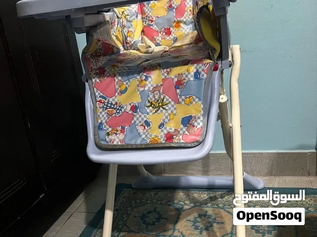 للبيع سرير و كرسي طعام للبيبي و لعبه