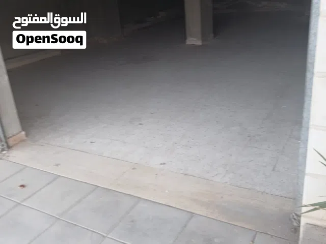 مستودعات للايجار عدد 4 مساحة كل مستودع 33 متر