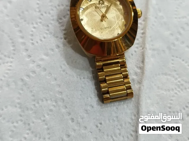ساعة سفيستون نسأىي الشهيرة مستوحى من ساعات رادو ديستار (Rado DiaStar) الشهيرة باللون الذهبي