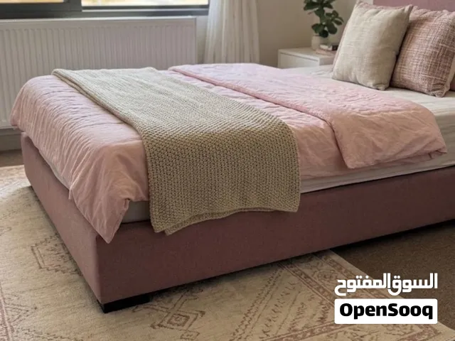 تخت مفرد ونص مستعمل استعمال 4 اشهر تفصيل لون وردي / قماش / الروسيه منفصله عن القاعده