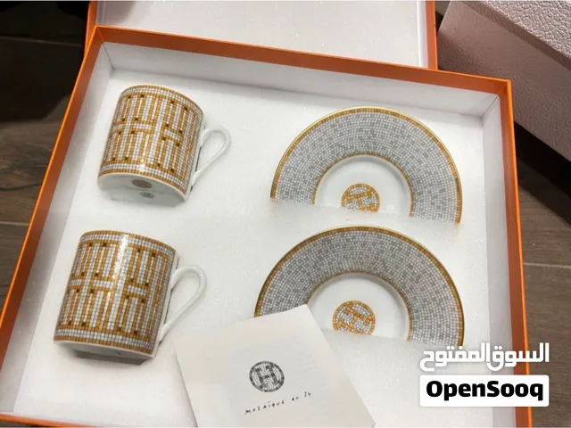 طقم قهوة من ماركة هرميس بالاضافة لكوبان