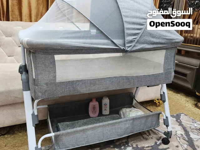 سرير أطفال هزاز ومتنقل مع ناموسية – مستخدم لمدة قصيرة بحالة جيدة