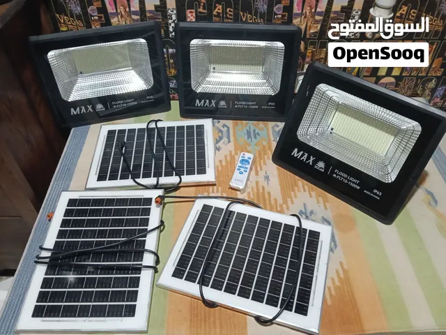 كشافات طاقة شمسية بحالة ممتازة