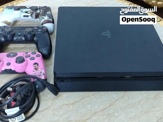 بلايستيشن فور سلم 500 جيجا وكالة نازل عليه العاب فيفا 26ولعبه دبابات وسي دي جي تي 5 معاه ثلاث أيادي