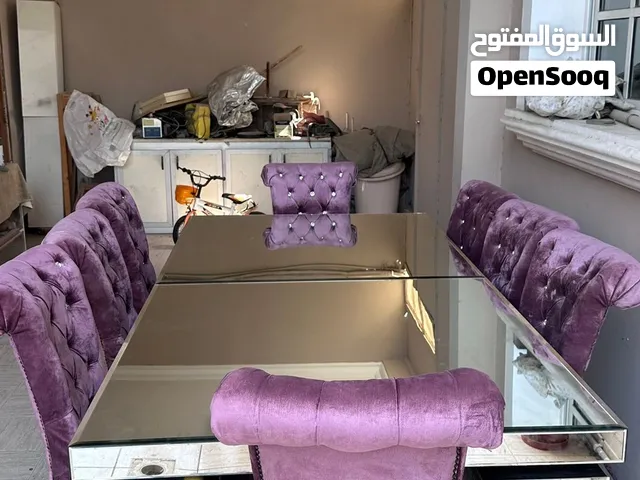 للبيع طاولة طعام فخمة ونظيفة مع 8 كراسي