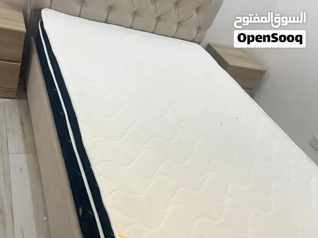 للبيع مع الطاولات الجانبيه