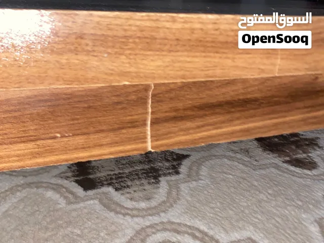 طاولة ارضية بنية اللون