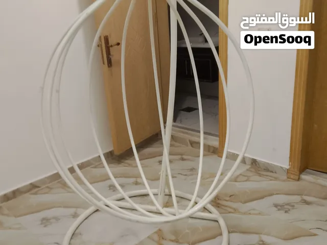 مرجوحة معلقة (هزازة) باللون الأبيض – هيكل حديد متين وتصميم عصري بحالة ممتازة كـالجديدة