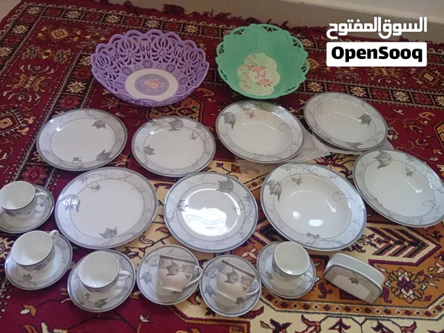 صحون معاه فنجايل قهوه وحامله مناديل زوز سباتت خبز