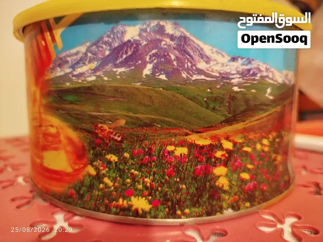 خمسون كيلوغرامًا من العسل الطبيعي 50 كيلوغرامًا من العسل الطبيعي الفاخر، مُعبأ في علب سعة كيلوغرام و