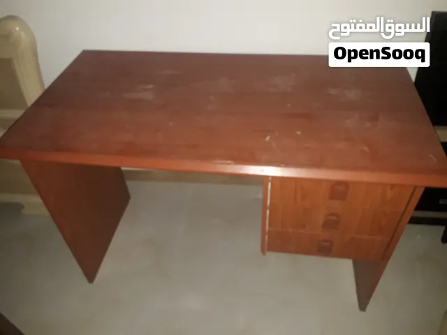 1- مكتب حجم صغير 2- صالون 4 كراسي و طاولة شاهي كبيرة الحجم