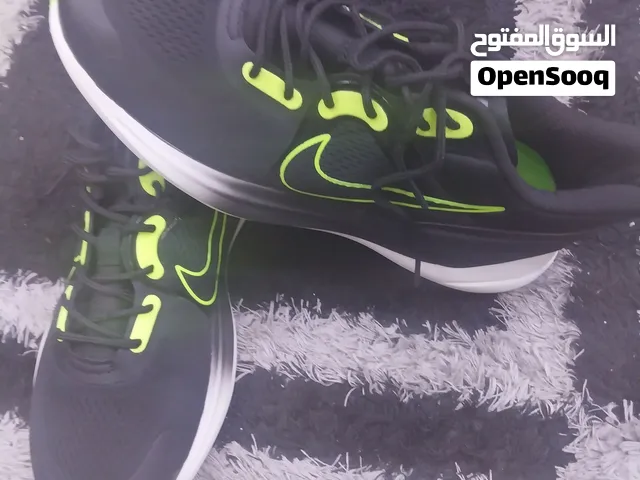 حذاء Nike  فيتنامي  المقاس 42 السعر 10د