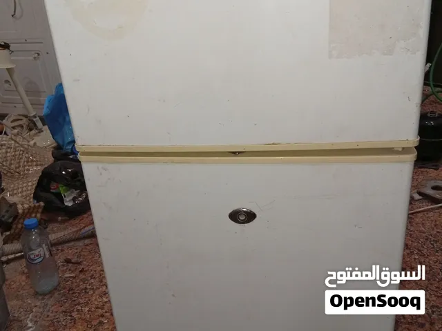 ثلاجة مكتبية صغيرة ماركة رويال و نظيفة ، سعرها فقط 60 الف ، شرط الفحص و التجميد.