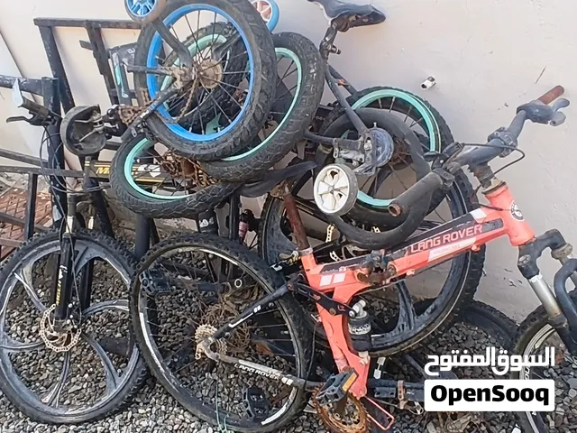 مجموعة من الدراجات الهوائية بعضها يعتاج تعديل بسيط وبعضها قطع غيار