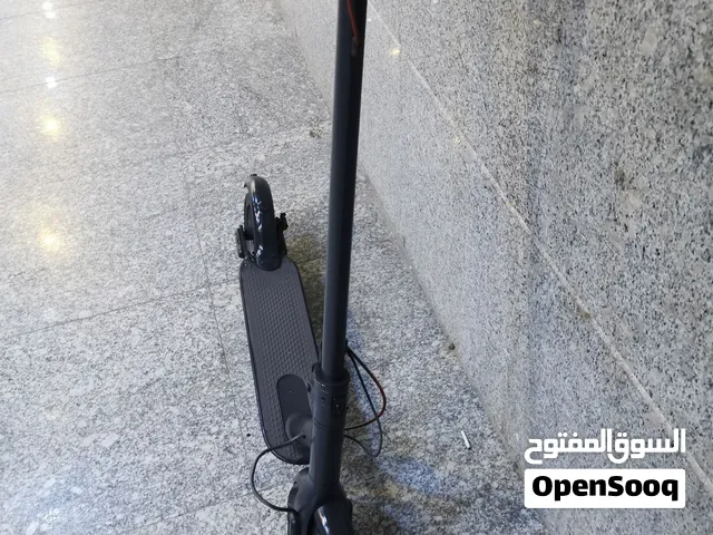 سكوتر كهربائي شحن.. مواصفات اظاءة امامية يطبك وسرعة حتى 25 km  بريك دسك..