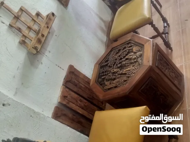 موجود طاولتين انتيكا  حفر 8اضلاع  مع 4كراسي كل كرسين لطاوله حفر للبيع عمرهم 1960