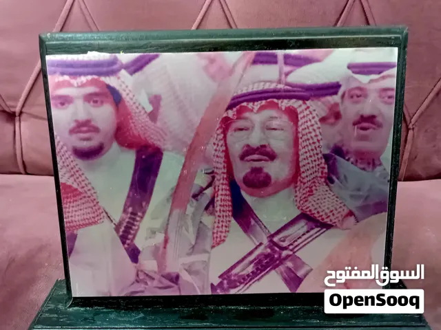 ستاند مكتبي قديم للملك عبدالله بن عبدالعزيز – قاعدة خشبية