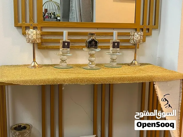 مرايا مع طاولة