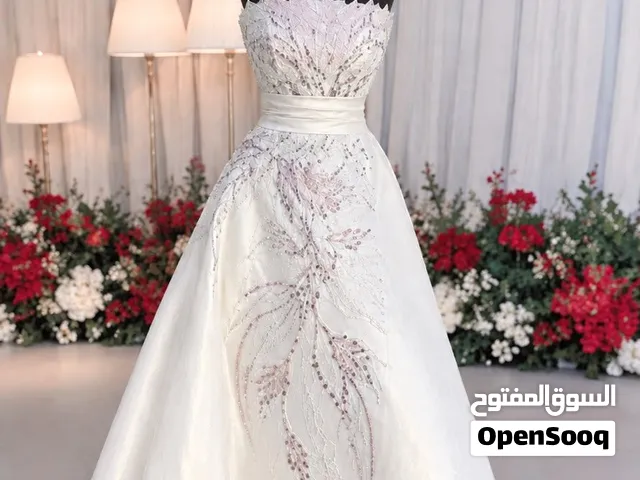 فستان بيج وفيه تفاصيله بلون الوردي وينفع ملكه خطبه زواج لبس ست ساعات فقط