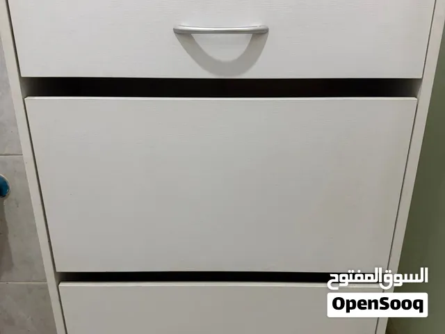 دولاب أحذية خشبي أبيض شبه الجديد