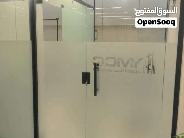 فنى زجاج سكريت الواجهات