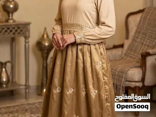 فستان أنيق بلون بيج راقٍ، بياقة دائرية وتفاصيل دقيقة من الدانتيل الفاخر.