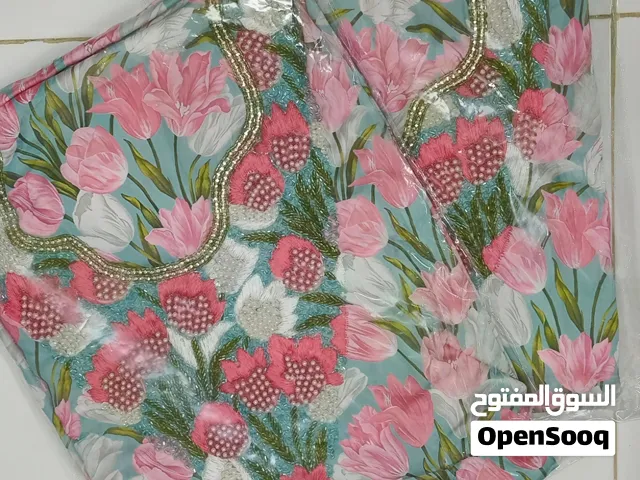 قماش حرير إيطالي أصلي مطرز بالخرز - تيوليب وردي على أزرق سماوي (جديد بالكيس)