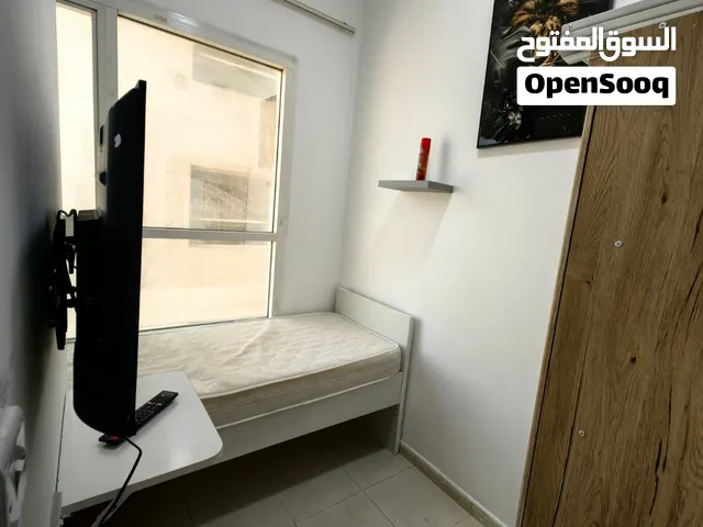 متاح بارتشن بشباك لفرد واحد غير مدخن بعجمان الجرف الحميدية