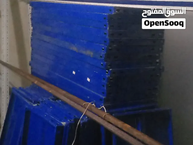 اسكفالي صندوق مع بضاعة للبيع