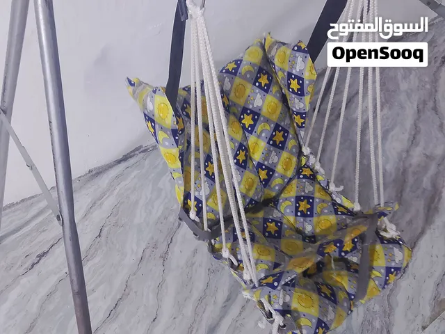 غراض اطفال حجله وكرسي طفل ومرجوحه حجله جديدة ولبقيه استخدام قليل وكلش نضيفات اسعار مناسبة