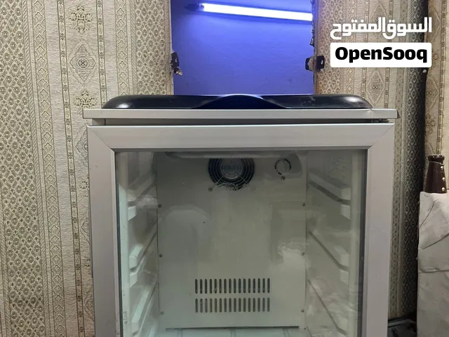 ثلاجه على الشرط حجمها متوسط الحجم وصل تنفع الاستراحة والمكتب حتى بقالة