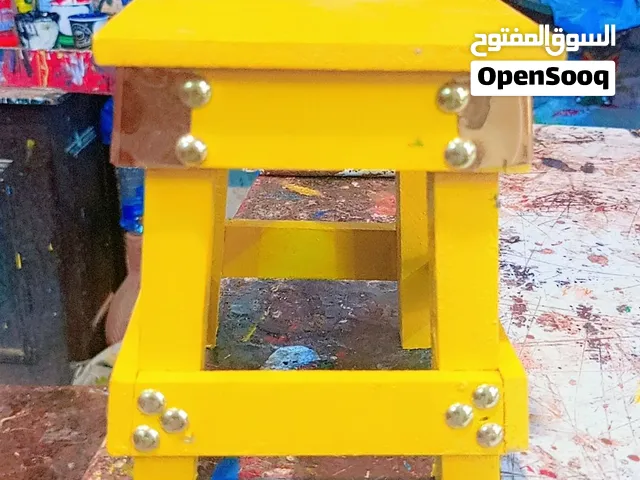 طاولة خشبية تراثية صغيرة بتصميم مميز