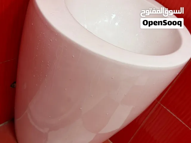مغاسل بيت عدد 3 ابيض اللون صناعة اسبانية نظيفة جدا بدون اي تكلس او عفن مع الخلاط