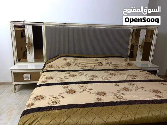 طقم نوم كامل بحالة ممتازة استعمال خفيف جداً