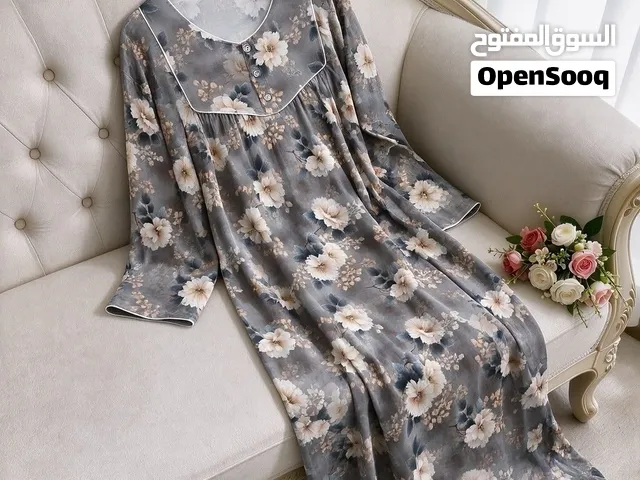 جلابية ازرار بالاعلى تفتح.. الطول 56 انش  العرض 25 انش   الكم طول 23 انش.. نوع القماش قطن