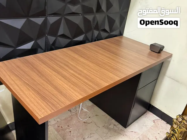 ميز 140x60  لون مميز و صلب و بيه مميزات مفيده
