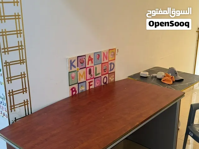 طاولة مكتب خشبية كبيرة