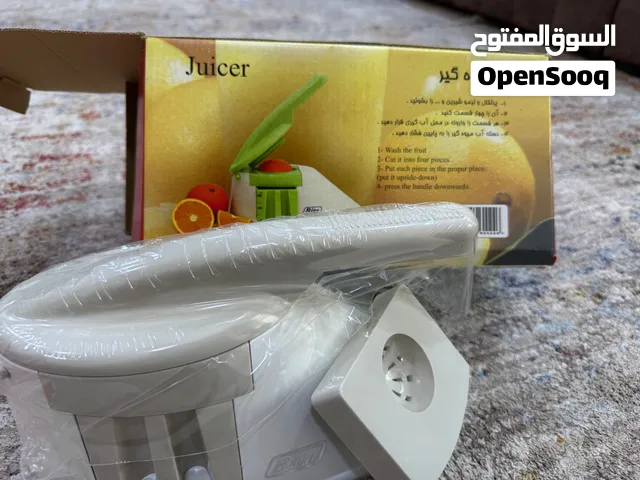 للبيع خلاط عصير  جديد، ما تم استعماله ولا مرة، ونظيف جدًا. معاه الضمان ماله.   السعر: دينارين فق
