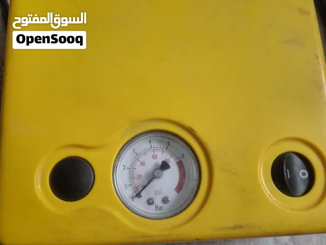 منفاخ إطارات سيارات محمول 12 فولت (كمبروسر هواء) بحالة ممتازة