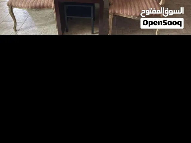 كرسيين مع طاولة