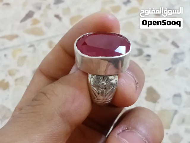 خاتم ياقوت لونه مميز احمر اصلي داخل الحجر يوجد شوأب الحجر كلش حلو وفضتة ثقيله جدا وصياغه قديمه