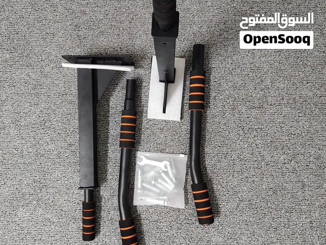 بار عقلة حائط pull-up و علاقة كيس ملاكمة.
