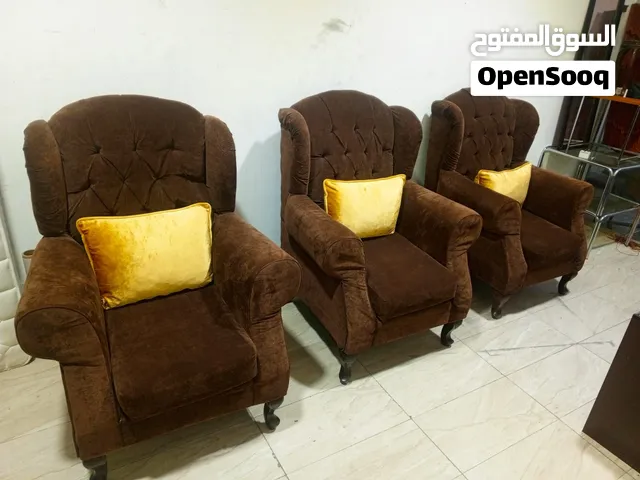 يتوفر3كراسي لوشخص نظياف جدا