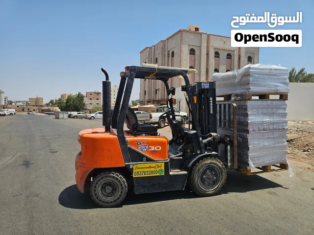 رافعات شوكيه  وسيزرات وجميع انواع المعدات الثقيله للايجار الشهري اليومي السنوي المدينه المنوره