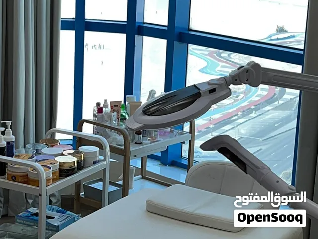 صالون نسائي للبيع علي كورنيش عجمان مساحه كبيره