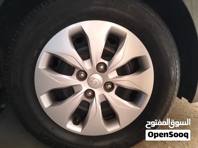 عدد 4 جنوط وعدد4 طاسات أصليه  وعدد 4 كوتش لاسا اكسنت آر بي شبه جديد انتاج 2025 للبيع