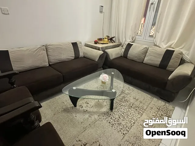 كنب نظيف للبيع مع سجاد و الطاولة