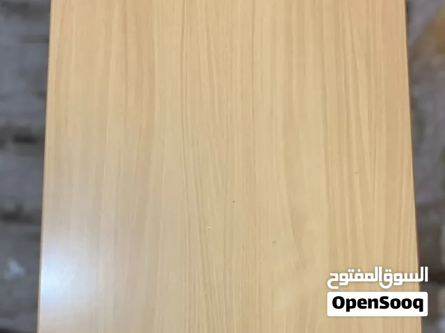 طاولة قابلة للطي خشبية أنيقة سطح خشبي فاتح ناعم + إطار معدني أسود قوي على شكل X.
